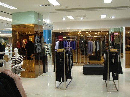 蕾蒂宝思女装店铺展示