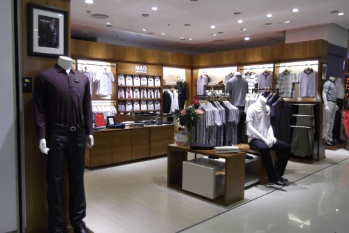 名盾男装店铺展示
