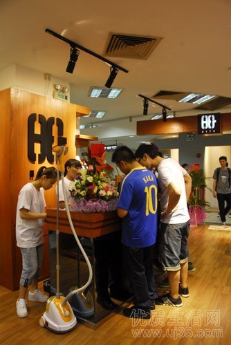 HE75休闲装店铺展示