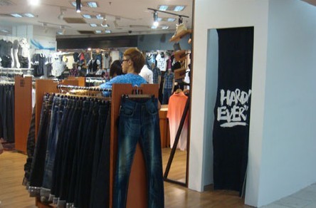 HE75休闲装店铺展示