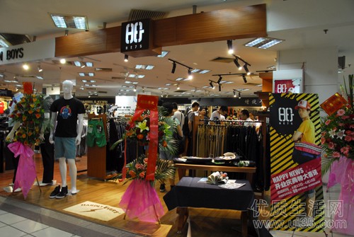 HE75休闲装店铺展示