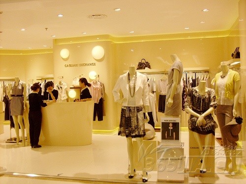 卡利亚里女装店铺展示