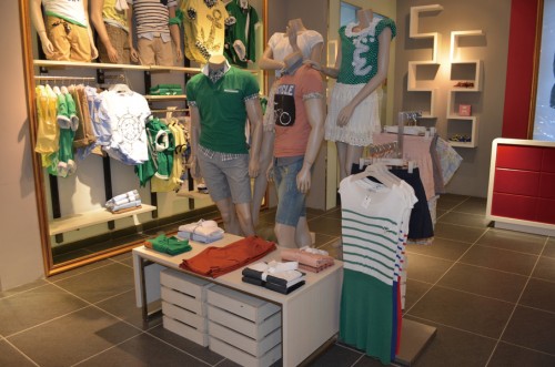 盈彩美地休闲装店铺展示