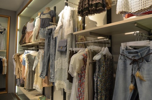 盈彩美地休闲装店铺展示