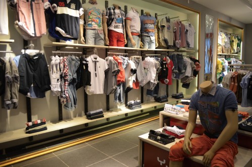 盈彩美地休闲装店铺展示