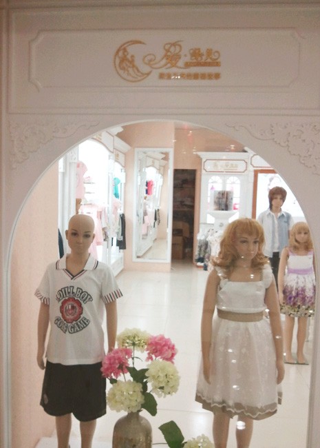 爱朵儿童装店铺展示
