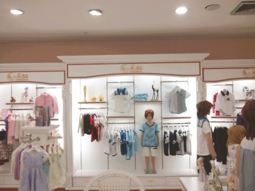 爱朵儿童装店铺展示