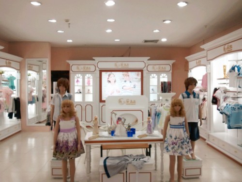 爱朵儿童装店铺展示
