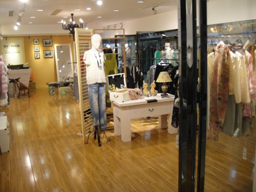 费依女装店铺展示