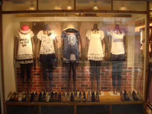 侬侬女装店铺展示