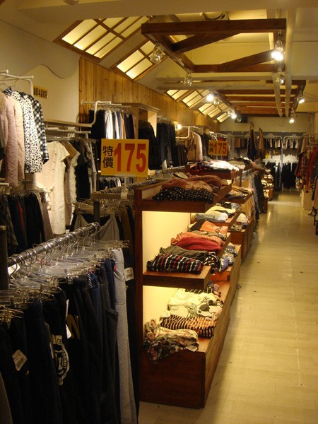 侬侬女装店铺展示