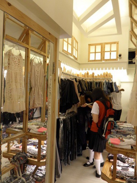 侬侬女装店铺展示