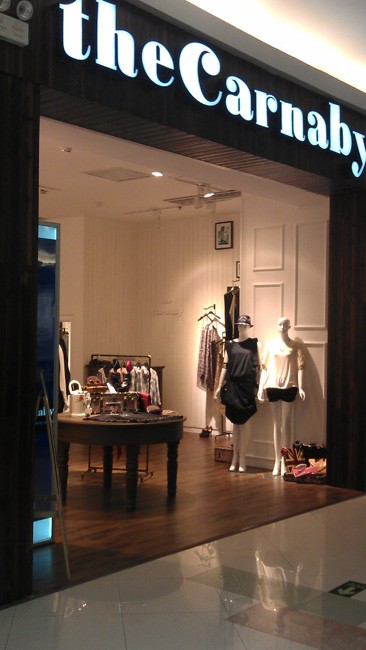 嘉奈芘女装店铺展示