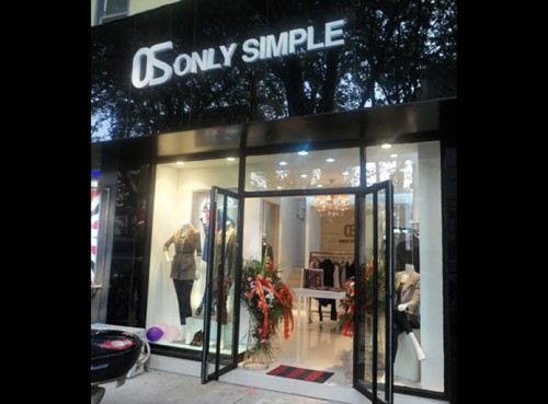 唯简女装店铺展示