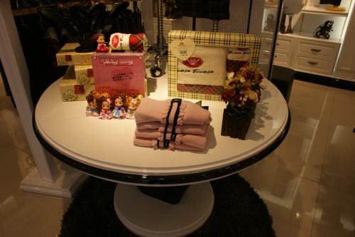 维罗瓦伊洛童装店铺展示