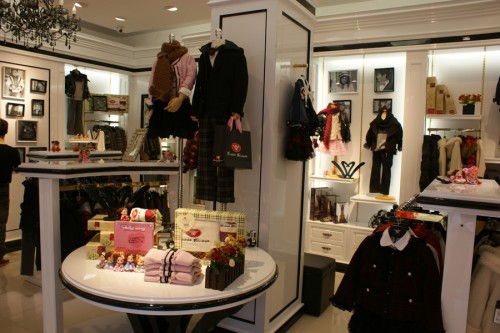 维罗瓦伊洛童装店铺形象