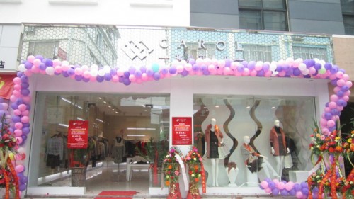 裙皇可人儿女装店铺展示