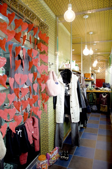 非粼女装店铺展示