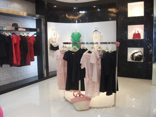 蕊绮女装店铺展示
