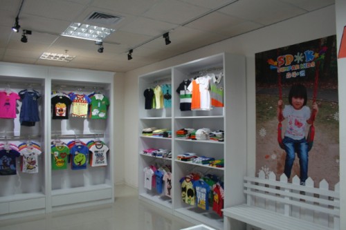 森柏阮童装店铺展示