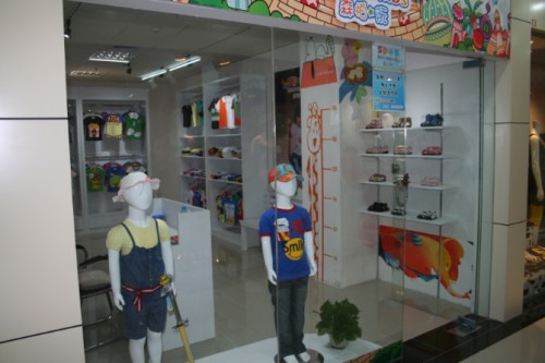 森柏阮童装店铺展示
