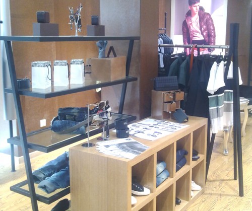 凡地思男装店铺形象