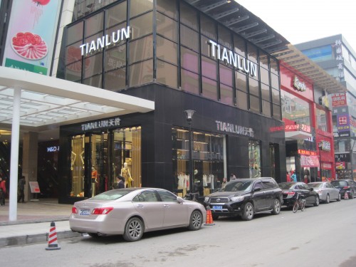 天伦女装店铺展示