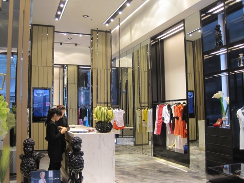 天伦女装店铺展示