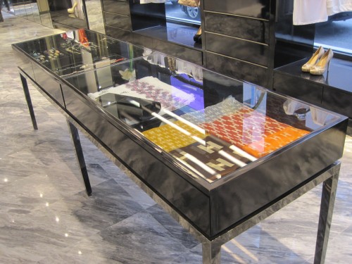 天伦女装店铺展示