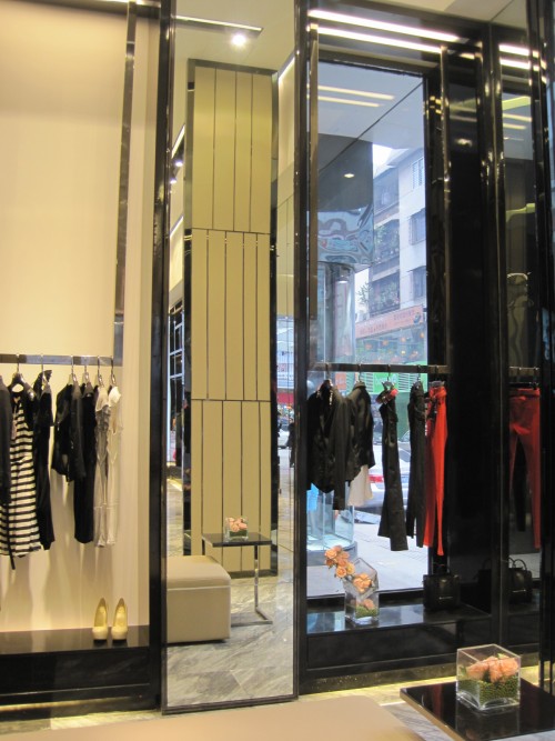 天伦女装店铺展示