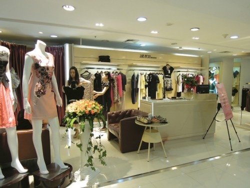 经典故事女装店铺形象