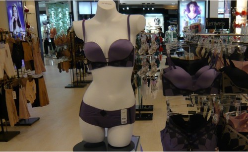 伊维斯内衣店铺展示