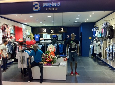 宾宝男装店铺展示