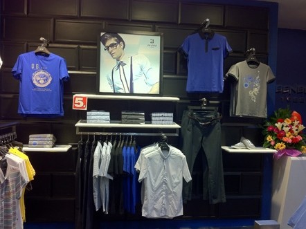 宾宝男装店铺展示