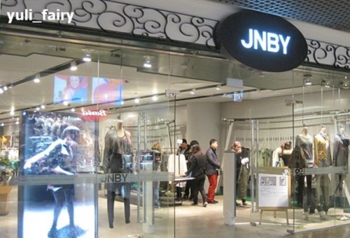 江南布衣女装店铺展示