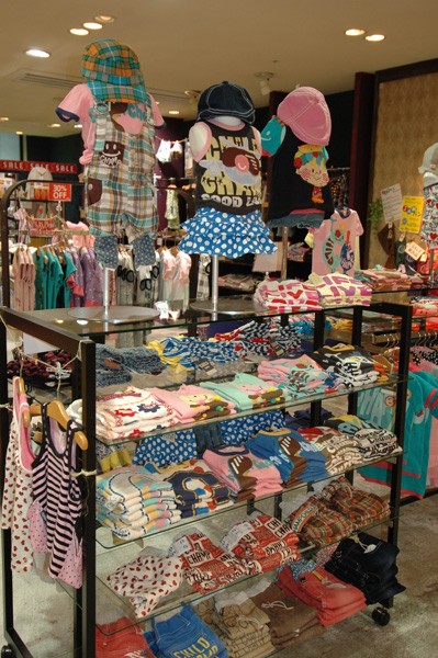 祺村普童装店铺形象