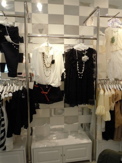 月眉湾女装店铺形象