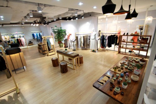 勾勒女装店铺展示