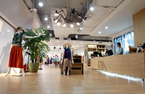 勾勒女装店铺展示