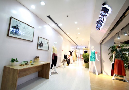 勾勒女装店铺展示