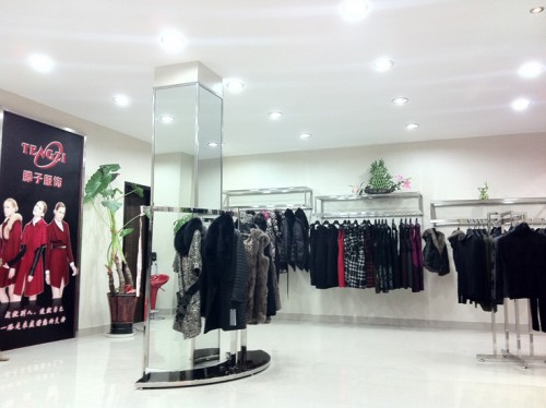 爱归主女装店铺展示