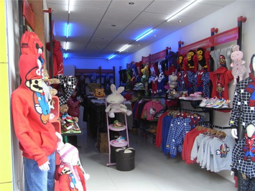 2+1亲子装童装店铺展示