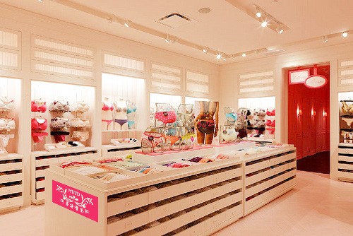 梦诗雅黛内衣店铺展示