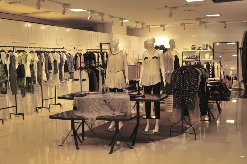 个性女装店铺展示