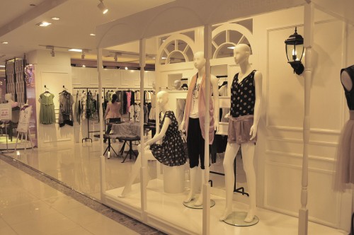 个性女装店铺展示