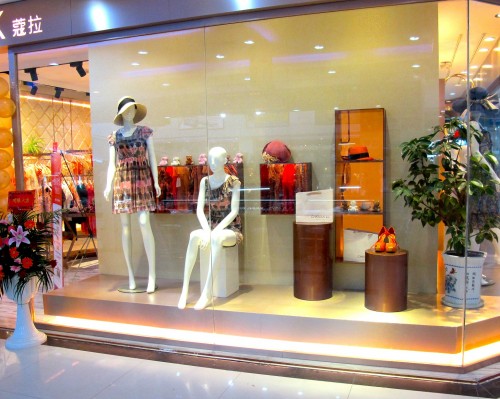 蔻拉女装店铺展示