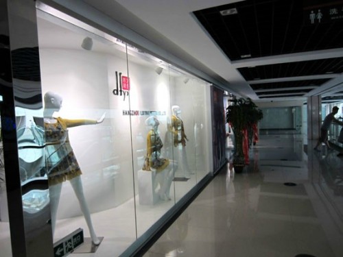 东方颖秀女装店铺展示