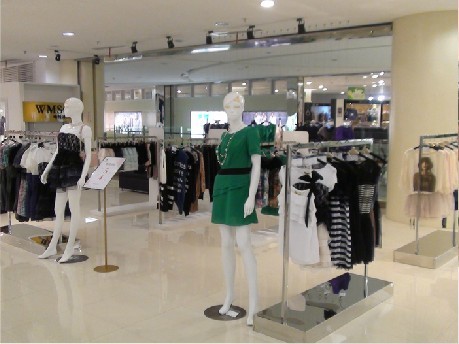 唯漫诗彩女装店铺展示