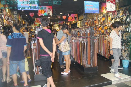 荣霞世家皮革店铺形象