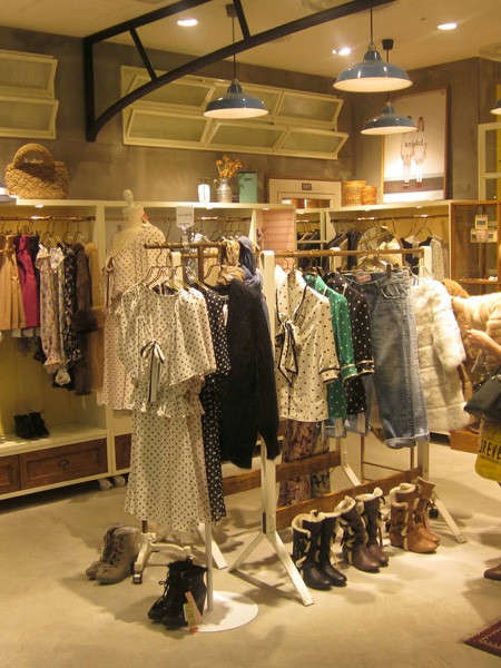 艾上乐品女装店铺展示